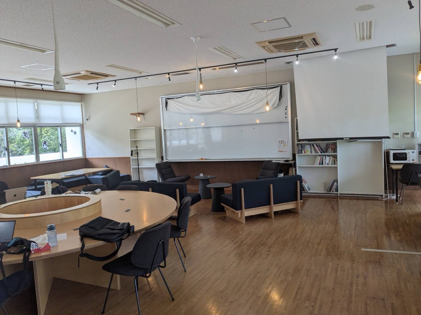会場のさらに引き。楕円テーブルと椅子